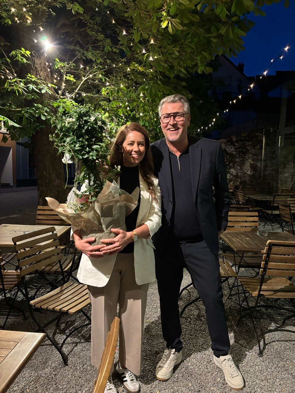 Jennifer Grabher erhält zum Abschied einen Blumenstrauß von Günther Plaickner im stimmungsvollen Rösslepark in Feldkirch.