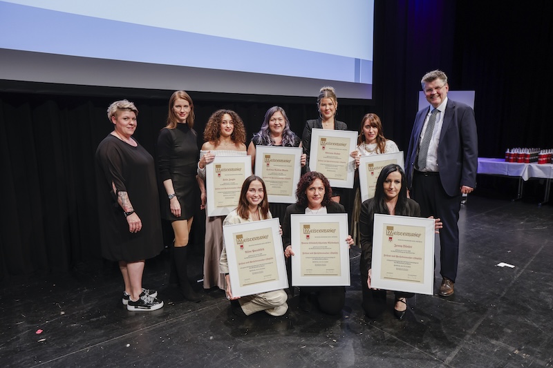 Gruppenbild mit Urkunde von den Meisterinnen: Jenny Dünser, Adriana Kadur, Gülden Karsli, Corinna Nadine Marte, Aline Paradisch, Yvonne Elisabeth, Charlotte Rückenbach, Selin Zengin, Spartenobmann Ing. Bernhard Feigl, Innungsmeister Vertreterinnen Susanne Frioli, Felicitas Franz