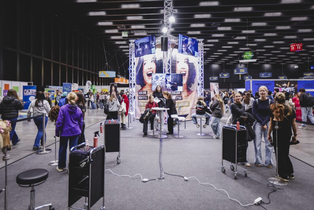 Die i-Messe Vorarlberg mit Ansicht auf die Arbeitsutensilien der Friseure & Lehrlinge und den Vorarlberg hat Style Stand.